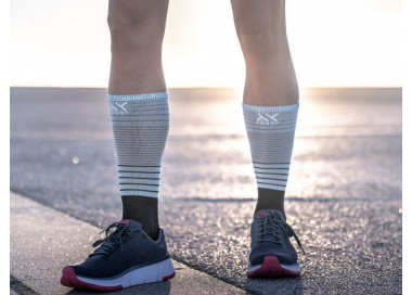 COMPRESSPORT MID COMPRESSION SOCKS BLACK/ICE BLUE