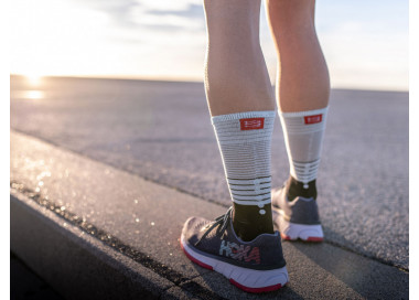 COMPRESSPORT MID COMPRESSION SOCKS BLACK/ICE BLUE